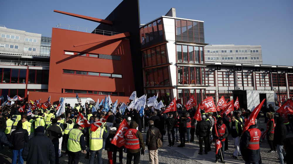 Roissy, 2018. február 22.Az Air France francia légitársaság béremelést követelő sztrájkoló dolgozói tüntetnek a cég székháza előtt, a Párizs környéki Roissyban 2018. február 22-én. A sztrájk miatt a tengerentúli járatok felét, az Európán belül közlekedőknek pedig negyedét törölték. (MTI/EPA/Yoan Valat) *** Local Caption *** 52913429