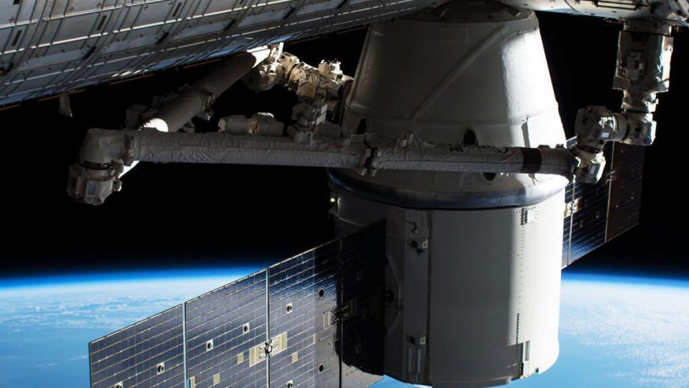 Világűr, 2018. április 4.A NASA által közreadott képen a SpaceX magáncég Dragon ember nélküli teherszállító űrhajója a Föld körül keringő Nemzetközi Űrállomásra érkezik 2018. április 4-én. A Dragon 2,6 tonnányi ellátmányt és berendezést szállított az űrállomásra. (MTI/AP/NASA)