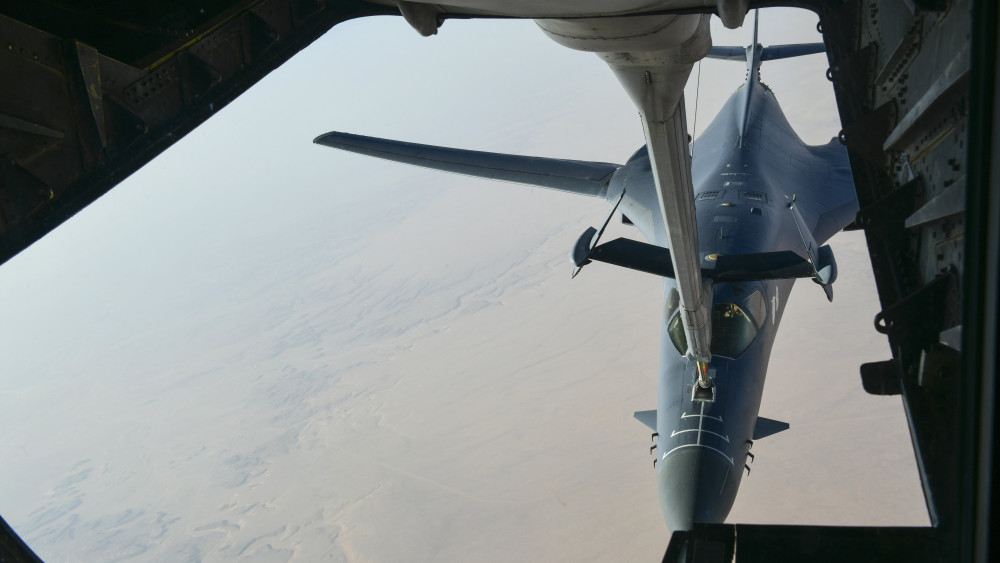 2018. április 15.Az amerikai védelmi minisztérium által közreadott képen az amerikai légierő egyik B-1-es bombázója leválik egy KC-135-ös üzemanyagszállító repülőgép töltőkarjáról, miután feltöltötték a tartályát 2018. április 13-án. A bombázó Szíria felé tartott, ahol később vegyifegyver-létesítményeket támadott.  Április 14-én hajnalban az amerikai, a brit és a francia haderő légicsapásokat hajtott végre szíriai vegyifegyver-létesítmények ellen arra hivatkozva, hogy a szíriai kormányhadsereg követte el az április 7-i kelet-gútai vegyifegyver-támadást. (MTI/AP/Amerikai védelmi minisztérium)