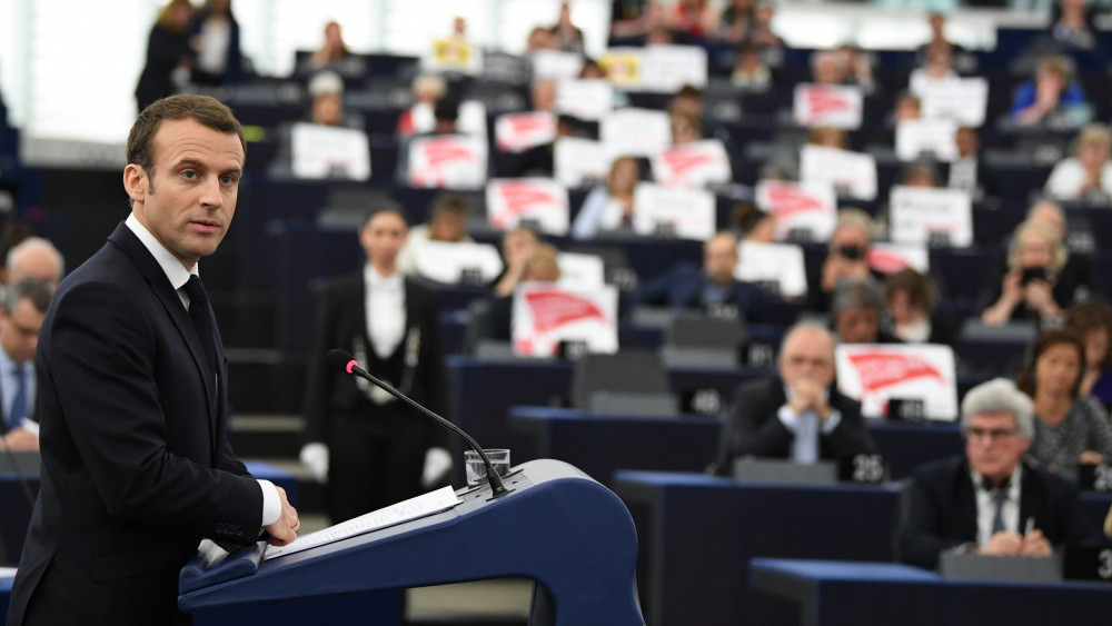 Strasbourg, 2018. április 17.Emmanuel Macron francia elnök felszólal az Európai Parlament plenáris ülésén Strasbourgban 2018. április 17-én. (MTI/EPA/Patrick Seeger)
