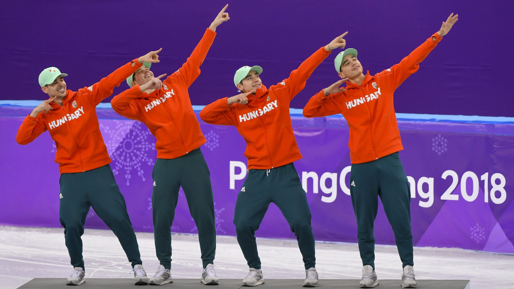 Burján Csaba, Knoch Viktor, Liu Shaoang és Liu Shaolin Sándor (b-j), a győztes magyar válogatott tagjai a phjongcshangi téli olimpia férfi 5000 méteres váltó rövidpályás gyorskorcsolyaversenyének eredményhirdetésén a Kangnung Jégcsarnokban 2018. február 22-én. Ez Magyarország történetének első téli olimpiai elsősége, és 1980 óta az első dobogós helyezése.