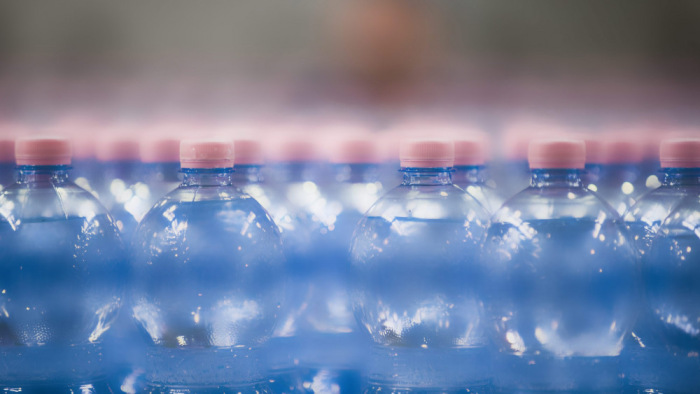 A műanyag palackok kupakja szennyezheti az ásványvizeket