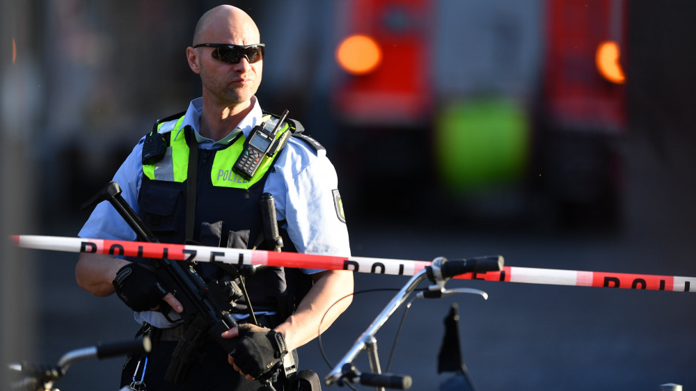 Münster, 2018. április 7.Fegyveres rendőr egy lezárt utcaszakaszon az észak-rajna-vesztfáliai Münster belvárosában, ahol egy kisteherautó egy vendéglő teraszán ülő emberek közé hajtott 2018. április 7-én. Az incidensben legkevesebb hárman életüket vesztették, többen megsebesültek. A sofőr végzett magával. (MTI/EPA/Sascha Steinbach)