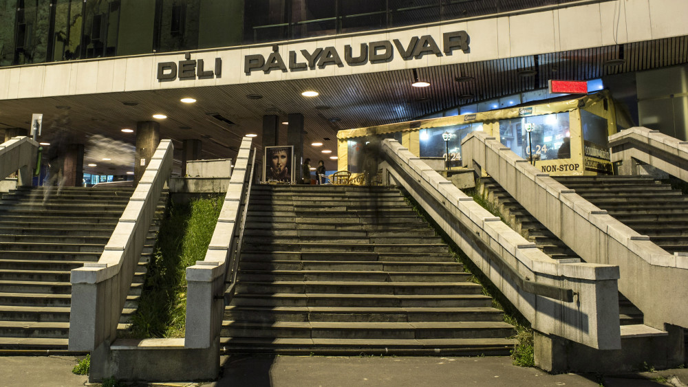 A Déli pályaudvar központi épülete és lépcsőfeljárója esti kivilágításban.
