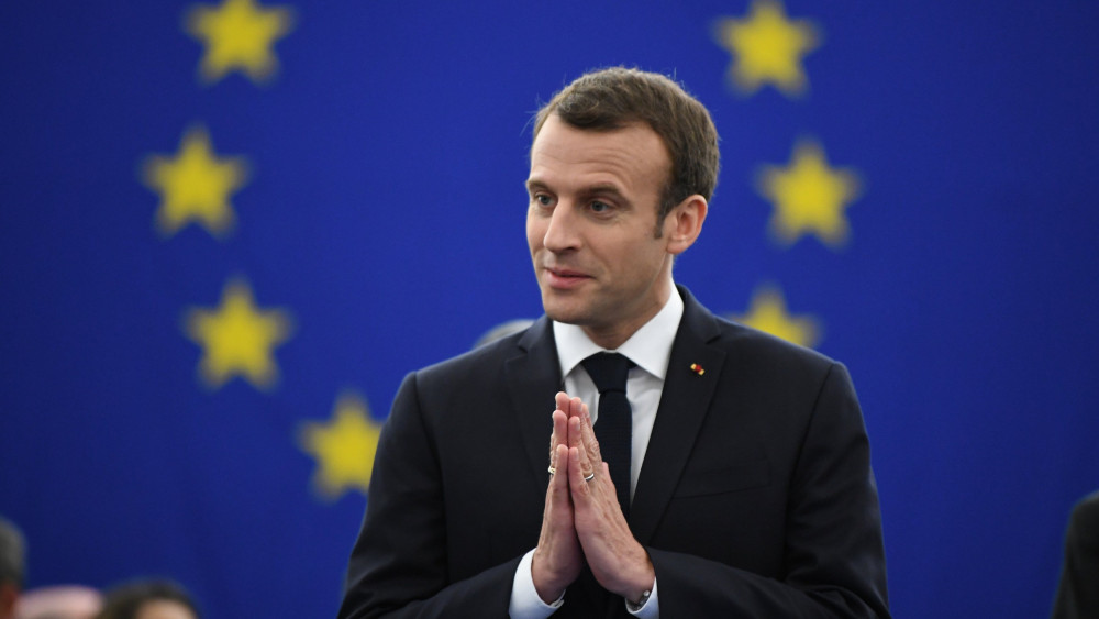 Strasbourg, 2018. április 17.Emmanuel Macron francia elnök, mielőtt felszólal az Európai Parlament plenáris ülésén Strasbourgban 2018. április 17-én. (MTI/EPA/Patrick Seeger)