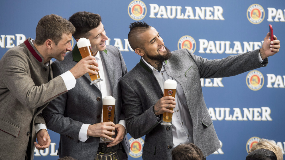 München, 2017. szeptember 13.Thomas Müller, Robert Lewandowski és Arturo Vidal, a Bayern München első osztályú német labdarúgócsapat játékosai (b-j) fényképezik magukat bajor népviseletben a klub egyik legjelentősebb szponzora, a Paulaner sörmárka reklámfotózásán Münchenben 2017. szeptember 13-án. A Paulaner sört kizárólag a bajor fővárosban főzik és palackozzák.(MTI/EPA/Christian Bruna)