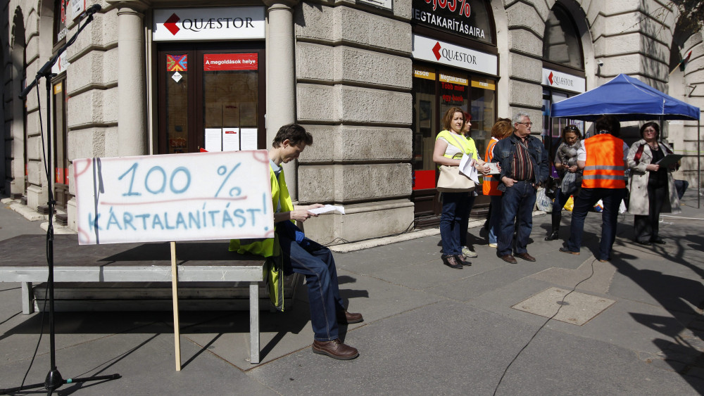 Quaestor-károsultak demonstrációja a Quaestor Értékpapír Zrt. Báthory utcai székháza előtt 2015. április 11-én.