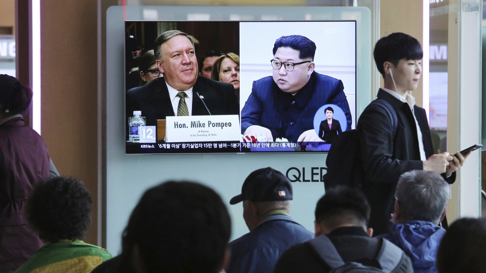 Szöul, 2018. április 18.Kim Dzsong Un észak-koreai vezetőről, a kommunista Koreai Munkapárt első titkáráról (j) és az amerikai külügyminiszteri posztra jelölt Mike Pompeóról, a Központi Hírszerző Ügynökség, a CIA igazgatójáról szóló híradást néznek emberek a szöuli főpályaudvar egyik kijelzőjén 2018. április 18-án. Az AP amerikai hírügynökség közleménye szerint Pompeo a közelmúltban Észak-Koreában járt és tárgyalt Kim Dzsong Unnal. Az AP szerint a CIA igazgatójának hozzávetőleg két héttel ezelőtti útja összefügghet a tervezett amerikai-észak-koreai csúcstalálkozó előkészítésével. (MTI/AP/Ahn Jang Dzsun)