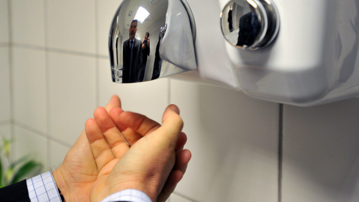 Sokkoló hír a vécéből: baktériumot fúj a kézszárító