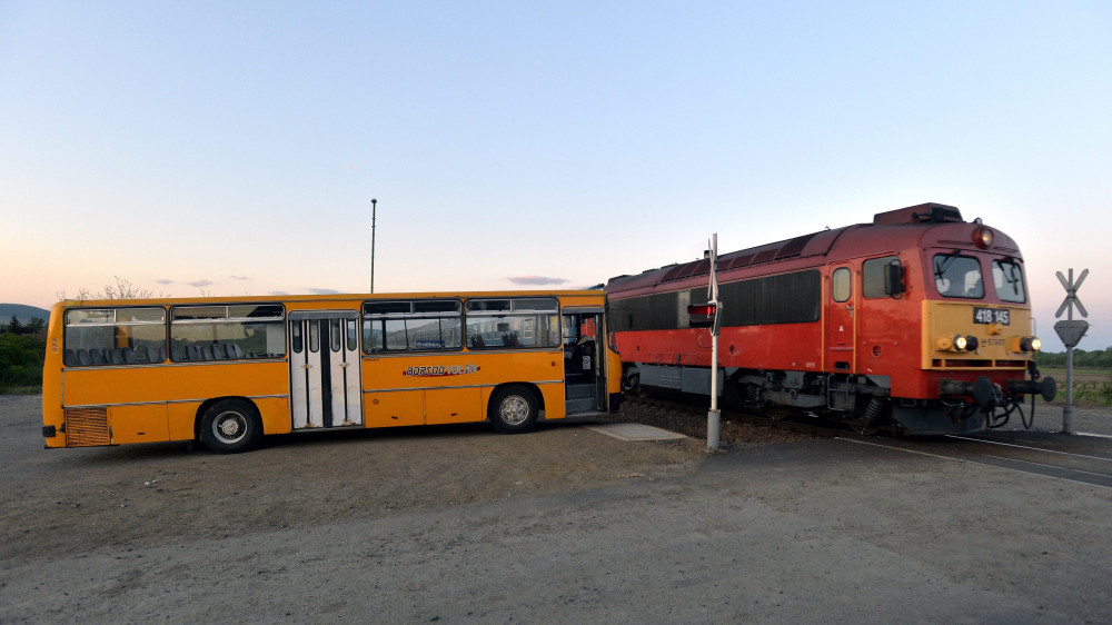 Egy Ikarus 266-os autóbusz a Borsod-Abaúj-Zemplén megyei Erdőbénye vasútállomásán 2016. április 20-án. Az Ikarus 200-as buszcsaládból egyre kevesebb fut az országban, ezért az Észak-Magyarországi Közlekedési Központ Zrt. is tervezi e régi típusok lecserélését új buszokra.
