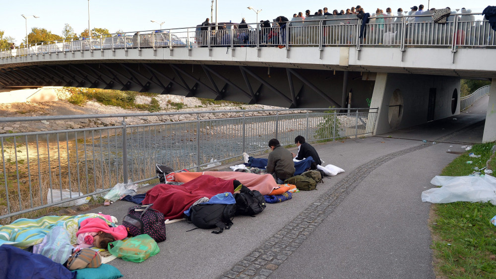 Freilassing, 2015. szeptember 17.Illegális bevándorlók a szabadban alszanak az osztrák-német határ német oldalán fekvő Freilassingban 2015. szeptember 17-én. (MTI/EPA/Barbara Gindl)