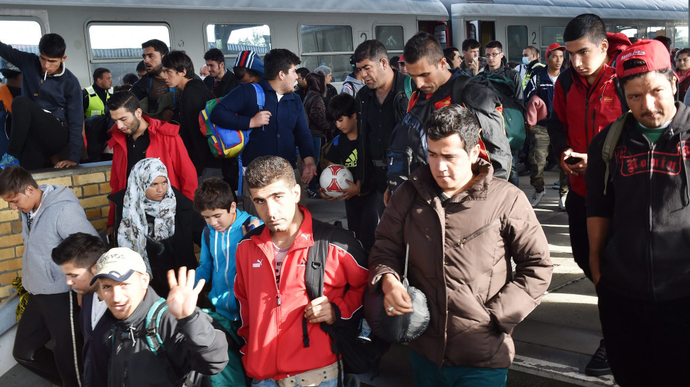 Schönefeld, 2015. szeptember 18.Illegális bevándorlók különvonattal az osztrák-német határ német oldalán fekvő Freilassingból Schönefeldbe érkeznek 2015. szeptember 18-án. (MTI/EPA/Bernd Settnik)