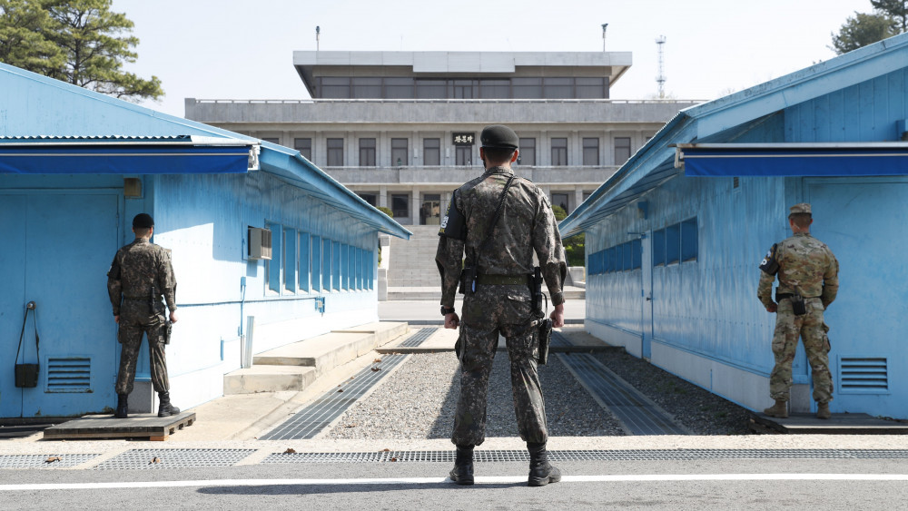 Panmindzson, 2018. április 19.Dél-koreai katonák a két Koreát elválasztó panmindzsoni demilitarizált övezet déli oldalán 2018. április 18-án. A Korea-közi csúcstalálkozó a tervek szerint április 27-én lesz Panmindzsonban. (MTI/EPA/Dzson Hon Kjun)