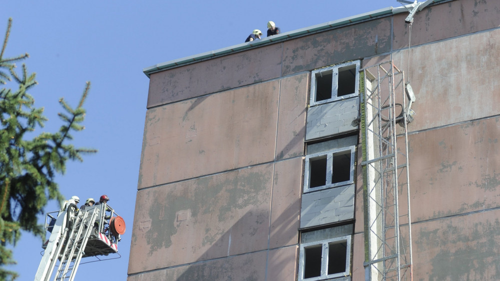 Leszakadt állvány egy falújítás alatt álló Nagytétényi úti épületen 2018. április 19-én. Az állványról két munkás leesett, a balesetben mindketten életüket vesztették.