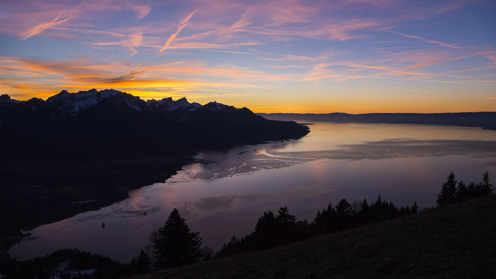 Sonchaux, 2017. november 22.A Genfi-tó a lenyugvó nap fényében a svájci Sonchaux-ból nézve 2017. november 22-én. (MTI/EPA/Anthony Alex)