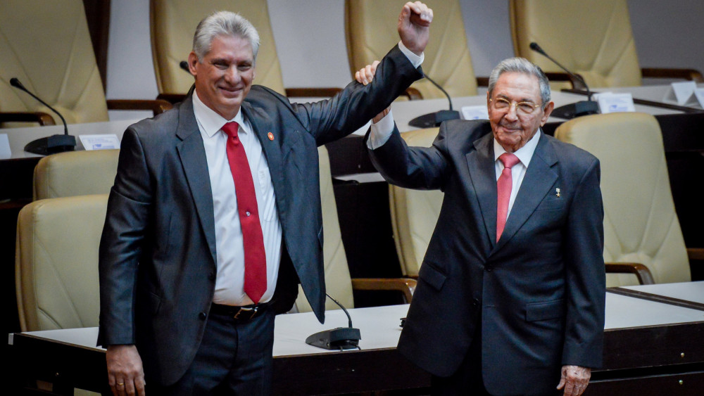 Havanna, 2018. április 19.Raúl Castró leköszönő kubai államfő (j) a magasba emeli az új elnök, Miguel Díaz-Canel eddigi  alelnök kezét a parlament üléstermében, Havannában 2018. április 19-én. A kubai nemzetgyűlés 604 jelenlévő tagja közül 603 támogatta az egyedüli jelöltként induló 57 éves politikust az államfő személyéről döntő szavazáson. (MTI/EPApool/Adalberto Roque)