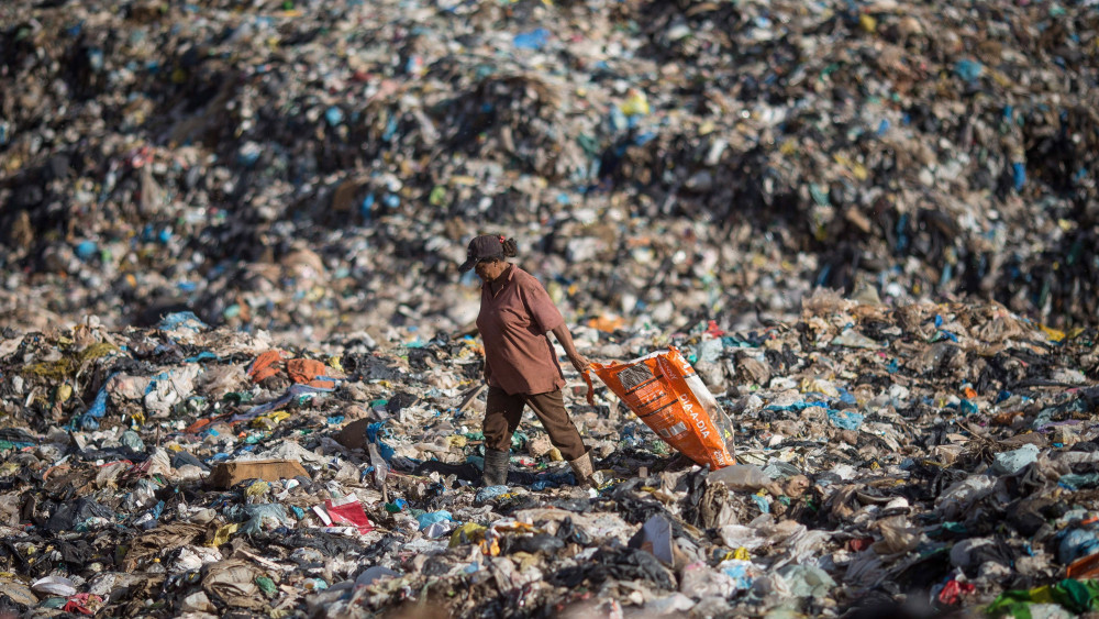 Brazíliaváros, 2018. január 19.Újrahasznosítható anyagokat keres egy megélhetésszerűen gyűjtögető nő a Lixao da Estrutural néven ismert hulladéktelepen, Brazíliaváros peremén 2018. január 18-án. A Dél-Amerika egyik legnagyobb szeméttelepeként számon tartott lerakó - amelyre naponta 1,8 tonna háztartási hulladékot hordanak - január 20-án bezár. (MTI/EPA/André Coelho)