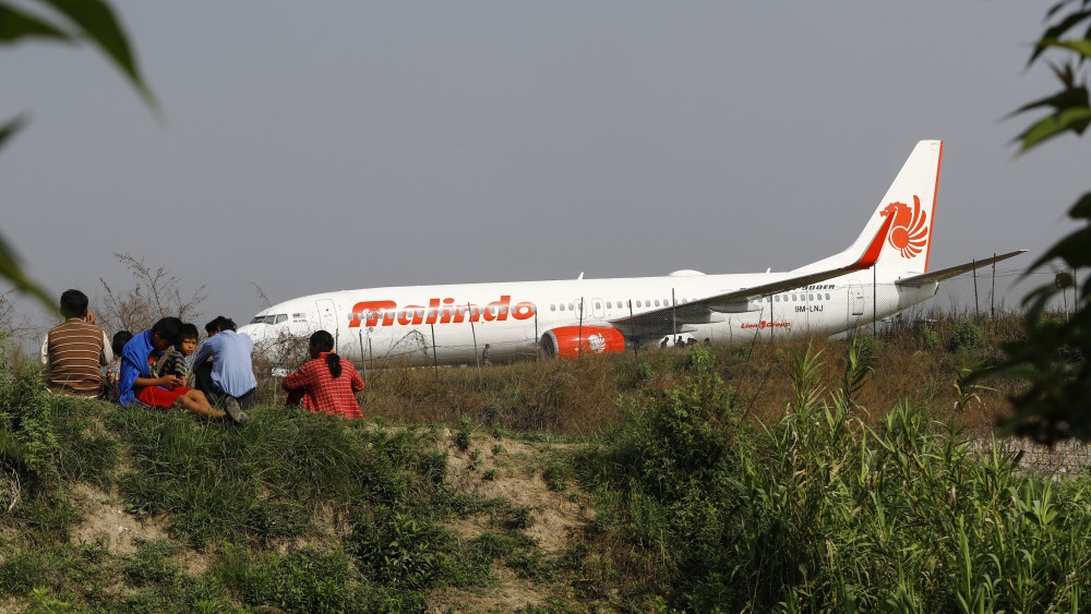 Katmandu, 2018. április 20.A malajziai Malindo Air légitársaság Boeing 737-900-as repülőgépe, miután felszállás közben lecsúszott a kifutópályáról a katmandui Tribhuvan nemzetközi repülőtéren 2018. április 20-án. A fedélzeten tartózkodó 139 személy egyike sem sérült meg a balesetben, a repülőteret lezárták. (MTI/EPA/Narendra Sresztha)