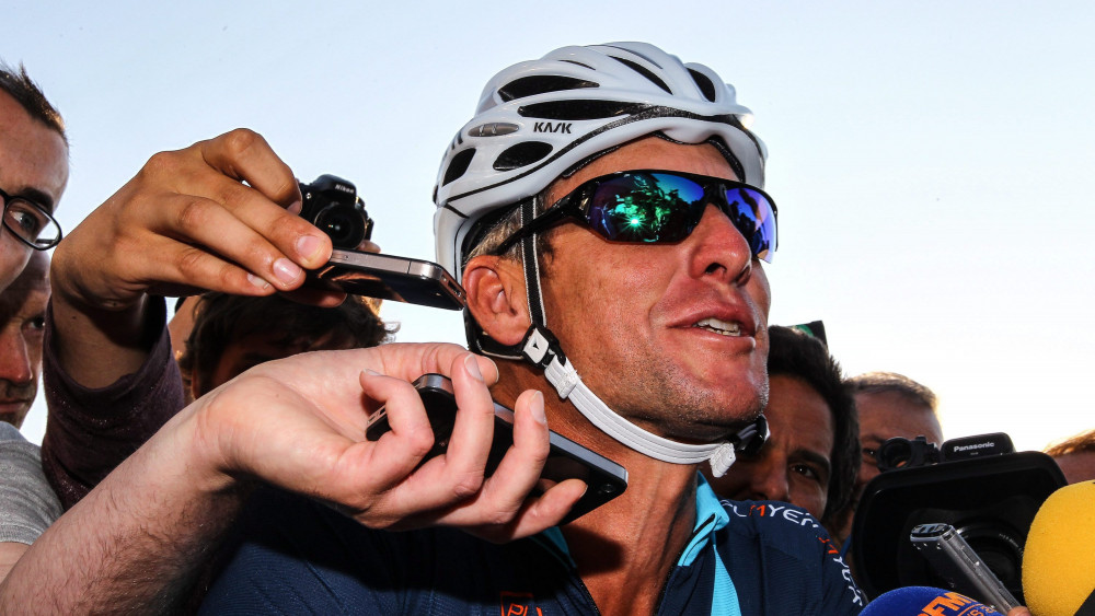 Venerque, 2015. július 16.A doppingolás miatt örökös eltiltással sújtott Lance Armstrong amerikai kerékpárversenyzőt (k) riporterek veszik körül a One Day Ahead nevű, a Cure Leukaemia jótékonysági szervezet számára szervezett adománygyűjtő kerékpártúra kezdete előtt a dél-franciaországi Venerque-ben 2015. július 16-án, ahol a 20 főből álló csapat megkezdi a Tour de France útvonalának teljesítését a profi országúti kerékpáros körverseny karavánja előtt haladó amatőrök mezőnyében. (MTI/EPA/Frederic Schreiber)