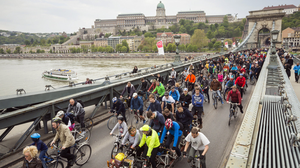 Az I Bike Budapest kerékpáros felvonulás a Lánchídon 2017. április 22-én.