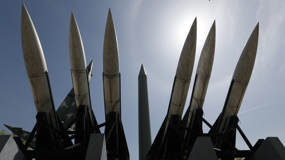 Szöul, 2018. április 21.Egy észak-koreai Scud-B rakéta (k) és amerikai Hawk föld-levegő rakéták makettjei a szöuli Koreai Honvédelmi Emlékmúzeumban 2018. április 21-én. Kim Dzsong Un észak-koreai vezető, a kommunista Koreai Munkapárt első titkára ezen a napon bejelentette, hogy Phenjan felfüggeszti nukleáris kísérleteit és rakétatesztjeit, továbbá bezárja nukleáris kísérleti telepét. (MTI/EPA/Dzson Hon Kjun)