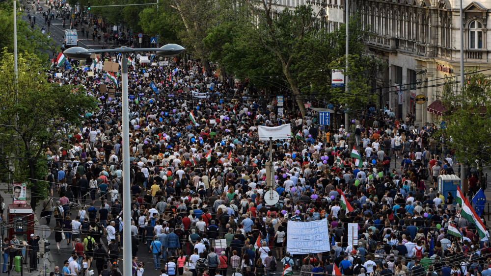 Budapest, 2018. április 21.
A 2.0 Mi vagyunk a többség - újabb tüntetés a demokráciáért! címmel meghirdetett demonstráció résztvevői vonulnak Budapesten az Alkotmány utca és Bajcsy-Zsilinszky út kereszteződésében 2018. április 21-én.
MTI Fotó: Mónus Márton