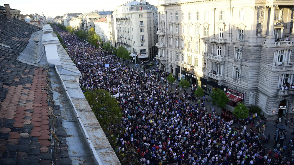A 2.0 Mi vagyunk a többség - újabb tüntetés a demokráciáért! címmel meghirdetett demonstráció résztvevői vonulnak Budapesten, a Bajcsy-Zsilinszky úton 2018. április 21-én.