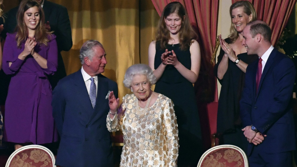 London, 2018. április 21.II. Erzsébet brit királynő (b2) családtagjai körében a 92. születésnapja alkalmából rendezett születésnapi koncerten a londoni Royal Albert Hall rendezvényközpontban 2018. április 21-én. II. Erzsébet 1926. április 21-én született. Balról fia, Károly brit trónörökös, jobbról egyik unokája,Vilmos cambridge-i herceg.  (MTI/APpool/John Stillwell)