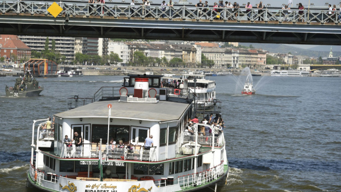 Szezonnyitó hajós felvonulás a Duna budapesti szakaszán - képgaléria