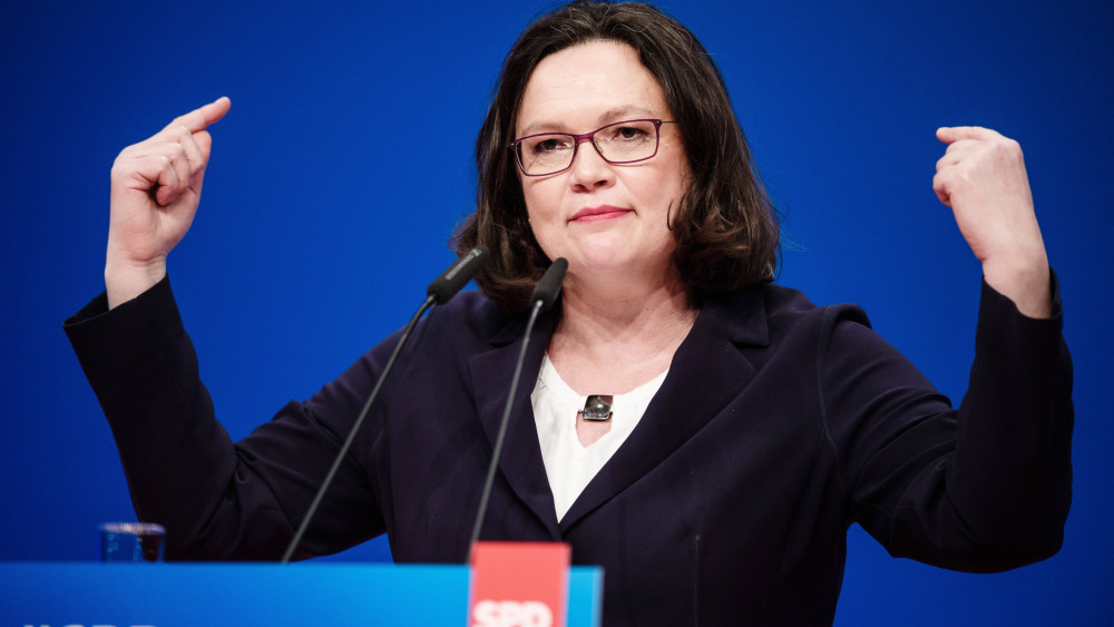 Wiesbaden, 2018. április 22.Andrea Nahles szövetségi parlamenti  frakcióvezető beszédet mond a Német Szociáldemokrata Párt (SPD) wiesbadeni rendkívüli kongresszusán 2018. április 22-én. A 47 éves Nahlest a párt első női elnökévé választották.  (MTI/EPA/Clemens Bilan)