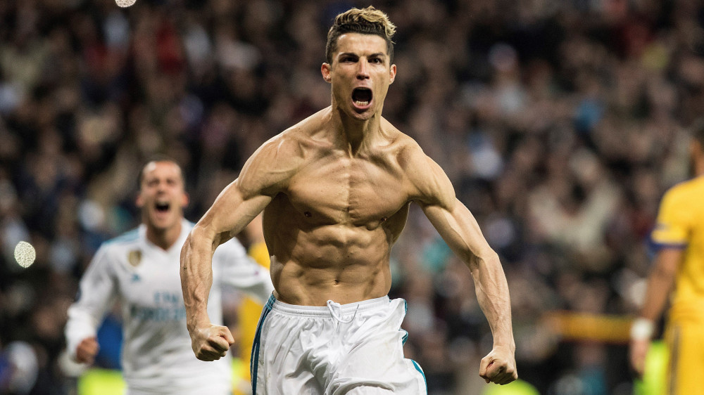 Madrid, 2018. április 11.Cristiano Ronaldo, a Real Madrid játékosa ünnepel, miután továbbjutást érő büntetőjével összesítésben 4-3-ra győztek a Juventus ellen a labdarúgó Bajnokok Ligája negyeddöntőjének visszavágó mérkőzésén a madridi Santiago Bernabeu stadionban 2018. április 11-én. (MTI/EPA/Rodrigo Jimenez)