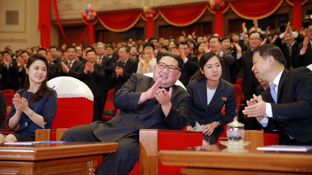 Phenjan, 2018. április 17.A KCNA észak-koreai hírügynökség által 2018. április 17-én közreadott képen Kim Dzsong Un észak-koreai vezető, a kommunista Koreai Munkapárt első titkára (b2) és felesége, Zsi Szol Dzu (b) részt vesz a Red Women Company című balettelőadáson, amelyet egy kínai társulat ad elő a phenjani Nagyszínházban április 16-án. (MTI/EPA/KCNA)