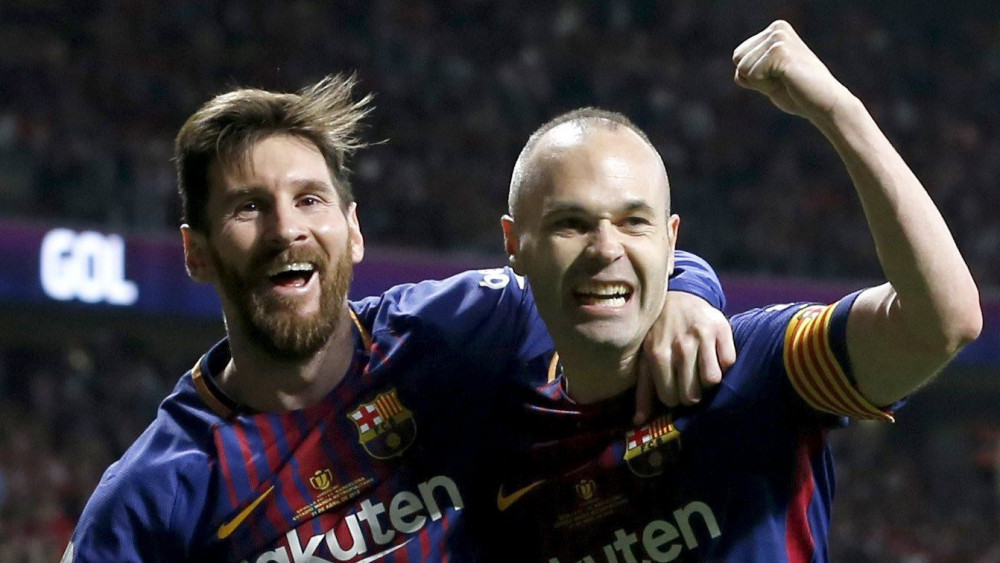 Madrid, 2018. április 22.Lionel Messi (b) és Andres Iniesta, az FC Barcelona játékosai ünnepelnek a labdarúgó spanyol Király Kupa döntője után a madridi Wanda Metropolitano stadionban 2018. április 21-én. A Barcelona 5-0-ra győzött a Sevilla ellen, és sorozatban negyedszer lett kupagyőztes. (MTI/EPA/Ballesteros)