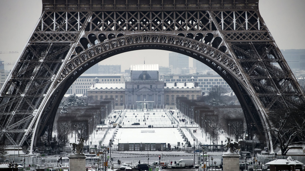 Párizs, 2018. február 7.A behavazott Mars-mező nyilvános park az Eiffel-torony mögött Párizsban 2018. február 7-én. (MTI/EPA/Ian Langsdon)