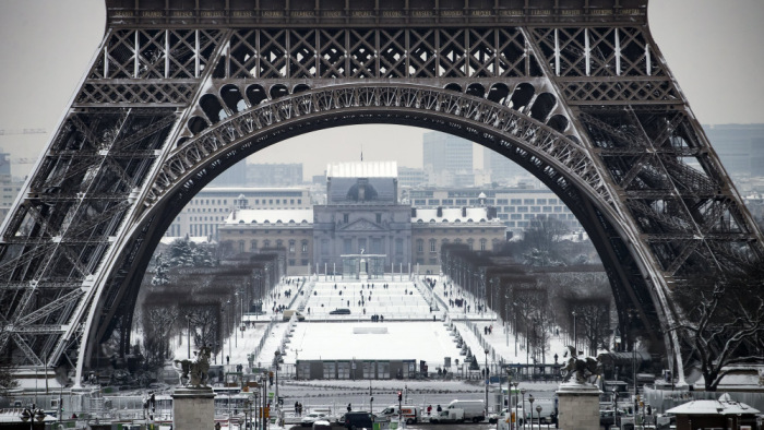 Üvegfal védi az Eiffel-tornyot