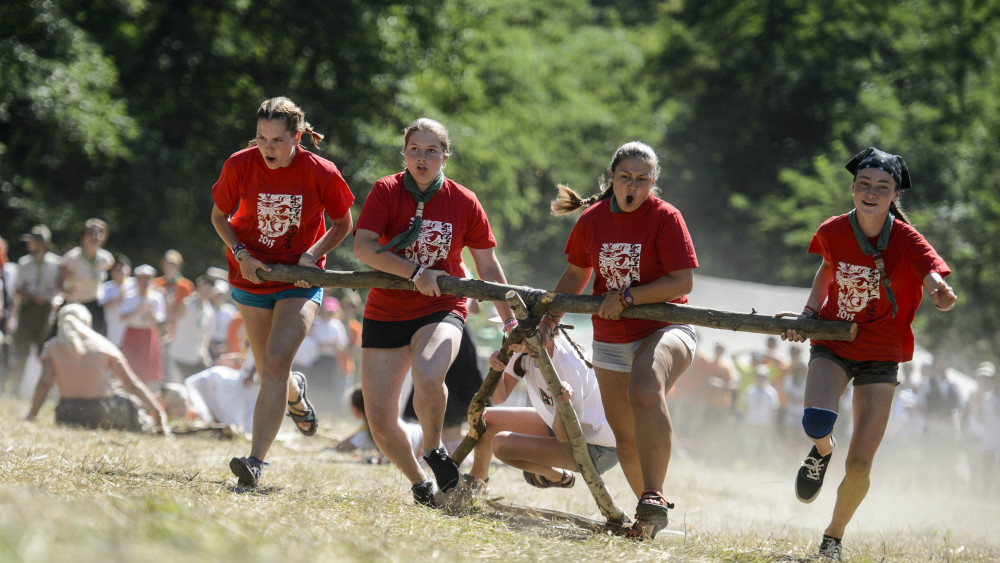 Akadályverseny a Szlovákiai Magyar Cserkészszövetség táborában a felvidéki Ipolynyék (Vinica) közelében 2017. július 29-én.
