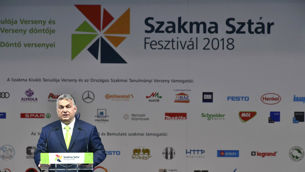 Orbán Viktor miniszterelnök beszédet mond a XI. Szakma Sztár Fesztivál megnyitóján a Hungexpo Budapesti Vásárközpont G pavilonjában 2018. április 23-én. Az április 25-ig tartó fesztiválon rendezik meg a Szakma Kiváló Tanulója Verseny, az Országos Szakmai Tanulmányi Verseny és a SkillsHungary döntőit.