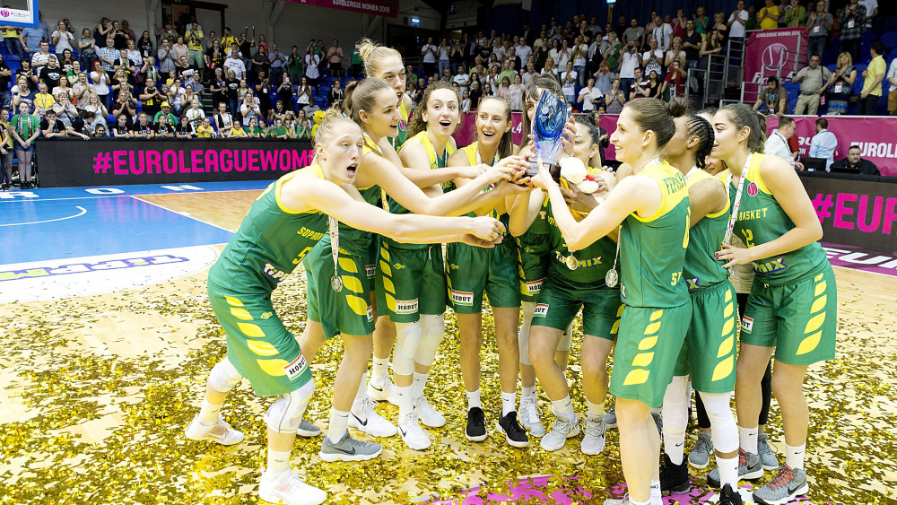 A második helyezett Sopron Basket csapata az eredményhirdetésen, miután a női kosárlabda Euroliga döntőjében 72-53-ra kikapott az orosz Jekatyerinburg csapatától a soproni Novomatic Arénában 2018. április 22-én. A 2009-ben negyedik Sopron első magyar csapatként szerzett ezüstérmet az Euroligában.