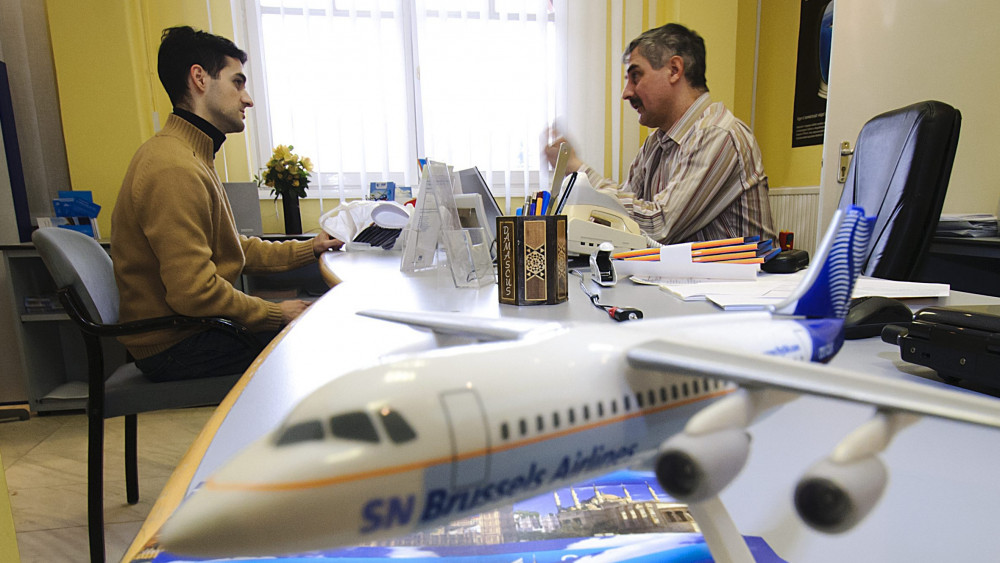 Iszlai Endre (b) ügyfél repülőjegyeket vesz át a Malév Air Tours debreceni irodájában. Az utazási iroda a Malév február 3-án történt leállása ellenére folytatja működését.