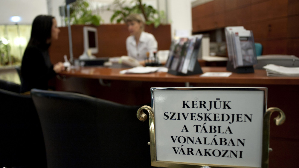 Egy ügyfél intézi banki ügyeit az MKB Bank Váci utcai fiókjában, Budapesten.