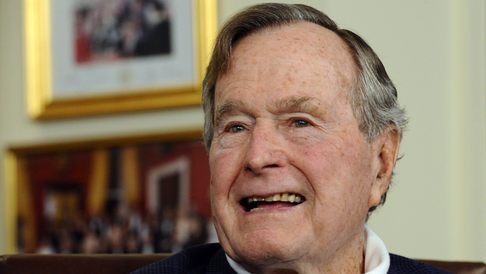 Houston, 2017. január 18.
2015. július 15-én készült kép idősebb George Bush volt amerikai elnökről Houstonban. 2017. január 18-i sajtóértesülések szerint a 92 éves politikust a houstoni metodista kórházba vitték. (MTI/EPA/Larry W. Smith)