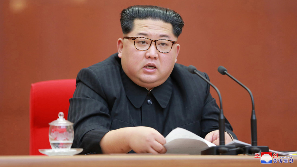 Phenjan, 2018. április 21.A KCNA észak-koreai hírügynökség által közreadott kép Kim Dzsong Un észak-koreai vezetőről, a párt központi bizottságának plenáris ülésén Phenjanban 2018. április 20-án. Kim Dzsong Un április 21-én bejelentette, hogy Phenjan felfüggeszti nukleáris kísérleteit és rakétatesztjeit, továbbá bezárja nukleáris kísérleti telepét. (MTI/EPA/KCNA)