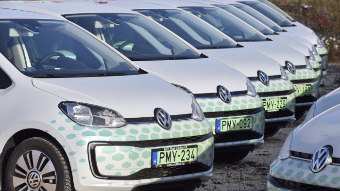 Újabb hadüzenet a reptéri taxizásnak, kimegy Ferihegyre az autós Bubi