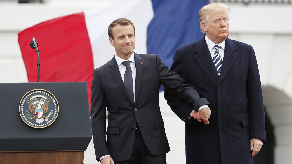 Washington, 2018. április 24.Donald Trump amerikai elnök (j) és Emmanuel Macron francia államfő a francia elnöki pár fogadási ünnepségén a washingtoni Fehér Háznál 2018. április 24-én. Macron háromnapos hivatalos látogatáson tartózkodik az Egyesült Államokban. (MTI/EPA/Erik S. Lesser)