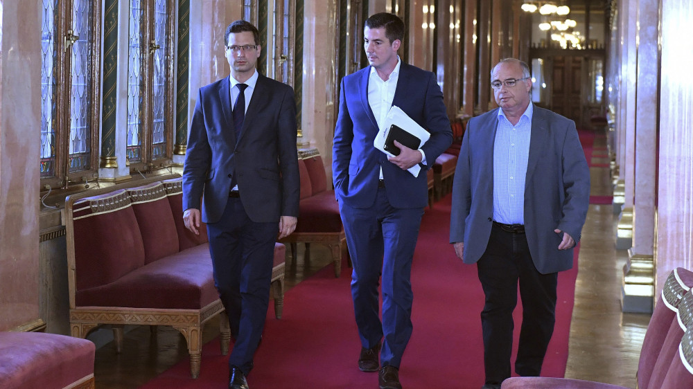 Gulyás Gergely, Kocsis Máté és Balla György, a Fidesz-KDNP megválasztott képviselői (b-j)érkeznek az Országgyűlés alakuló ülését előkészítő tárgyalás délutáni ülésére az Országház Apponyi Albert-termébe 2018. április 24-én.