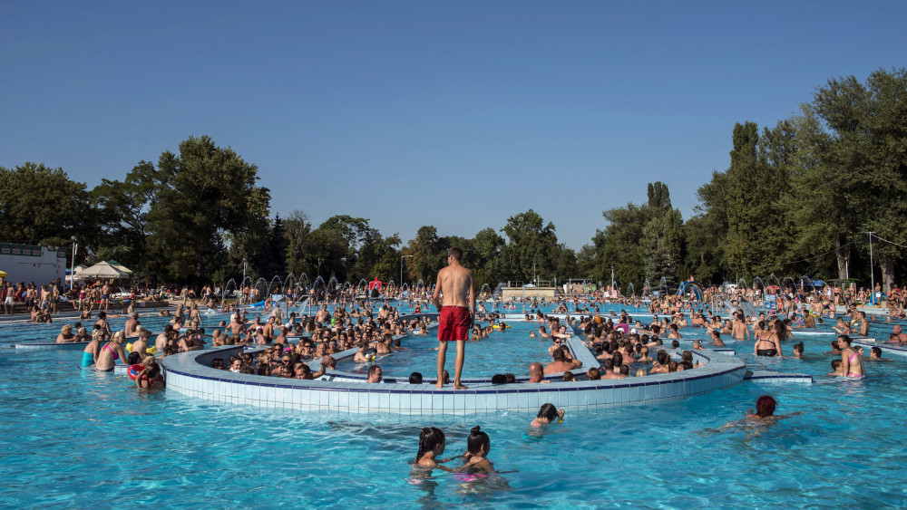 Fürdőzők a Palatinus strandon 2016. augusztus 28-án. A Budapest Gyógyfürdői és Hévizei Zrt. strandjai a kánikulára való tekintettel a megszokott nyitva tartás szerinti este 7 óra helyett 8-ig várják a vendégeket.