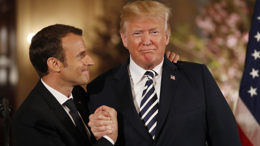 Washington, 2018. április 24.Emmanuel Macron francia államfő (b) és Donald Trump amerikai elnök kezet fog a sajtótájékoztatójuk végén a washingtoni Fehér Házban 2018. április 24-én. Macron háromnapos hivatalos látogatáson tartózkodik az Egyesült Államokban. (MTI/EPA/Shawn Thew)