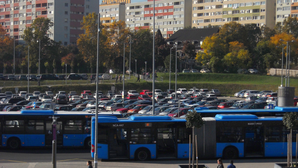 Fiatal utasok tartanak a 4-es metró végállomásához a Budapesti Közlekedési Központ (BKK) őrmezői autóbusz végállomásáról. Távolabb személygépkocsikkal teli P+R gépjárműparkoló, a háttérben pedig a múlt század hetvenes éveiben épült őrmezői lakótelep épületei.          MTVA/Bizományosi: Jászai Csaba  *************************** Kedves Felhasználó!