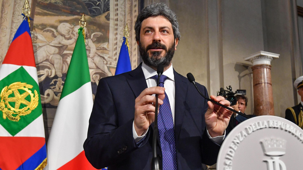 Róma, 2018. április 23.Roberto Fico, az olasz képviselőház elnöke, az Öt Csillag Mozgalom (M5S) politikusa sajtótájékoztatón beszámol a Sergio Mattarella olasz államfővel tartott megbeszélése eredményéről a római államfői rezidencián, a Quirinale-palotában 2018. április 23-án. Mattarella az M5S és a balközép Demokrata Párt (PD) közti kormányalakítás lehetőségének felmérésével bízta meg Ficót. Olaszországban március 4-én tartottak választásokat, de egyetlen párt vagy pártszövetség sem szerzett többséget. (MTI/EPA/Alessandro Di Meo)