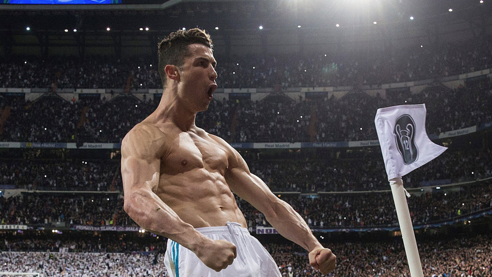 Madrid, 2018. április 11.Cristiano Ronaldo, a Real Madrid játékosa ünnepel, miután továbbjutást érő büntetőjével összesítésben 4-3-ra győztek a Juventus ellen a labdarúgó Bajnokok Ligája negyeddöntőjének visszavágó mérkőzésén a madridi Santiago Bernabeu stadionban 2018. április 11-én. (MTI/EPA/Rodrigo Jimenez)